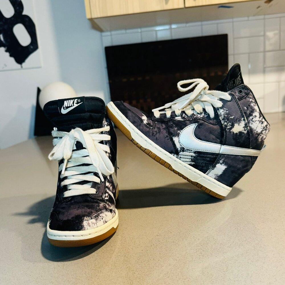 Nike Black and White Athletic Shoes - Picture 5 of 7